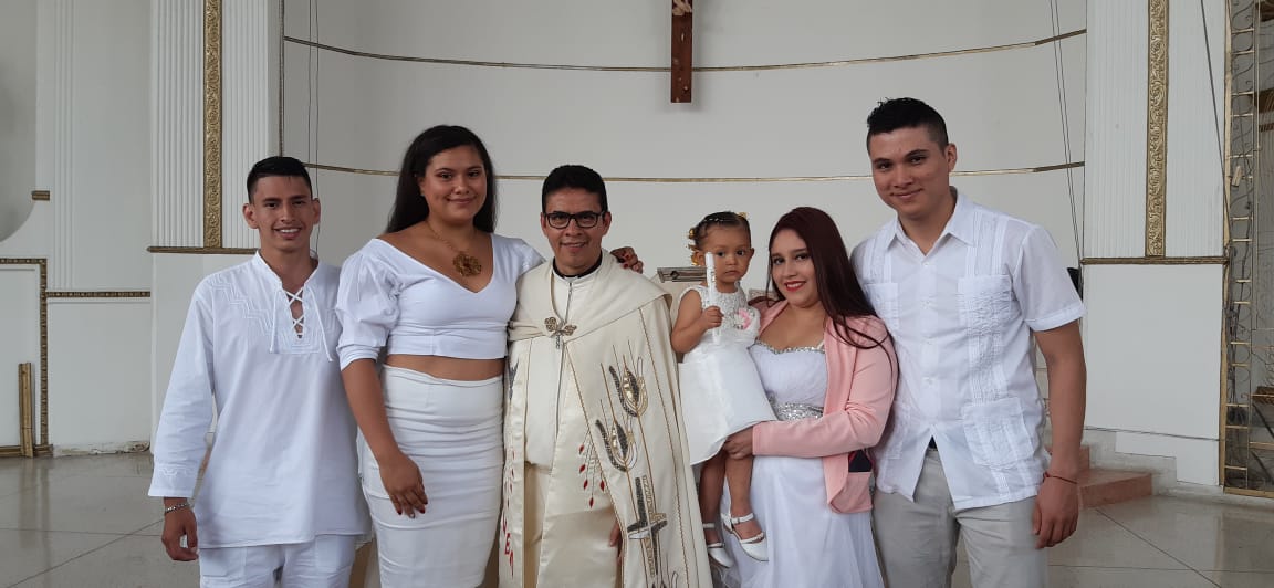 David Covaleda, Staicy Rojas Cepeda, el párroco, Madeleyne Rojas Quintero y sus padres Angie Tatiana Quintero Almario y Daniel Steeven Rojas Cepeda.